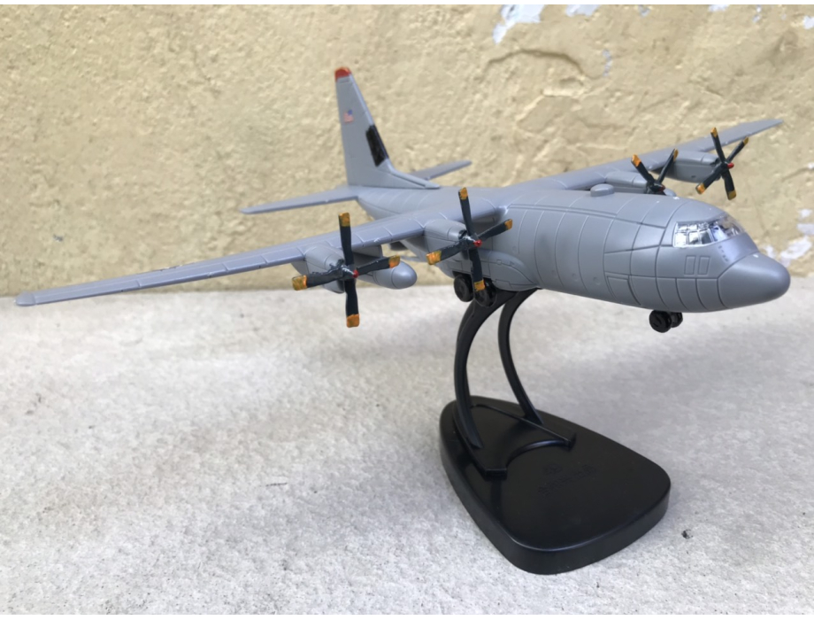 Mô hình lắp ráp Máy bay C-130 tỷ lệ 1:144