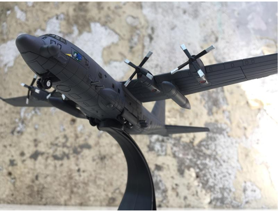 Mô hình máy bay vận tải C-130A 1:200