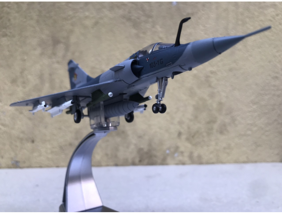 Mô hình Máy bay Dassault Mirage 2000 Fighter  tỷ lệ 1:100