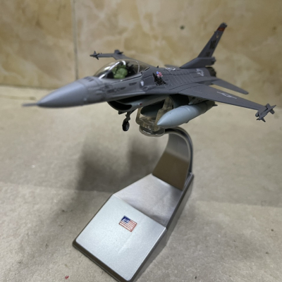 ​Mô hình Máy bay F-16C tỷ lệ 1:100
