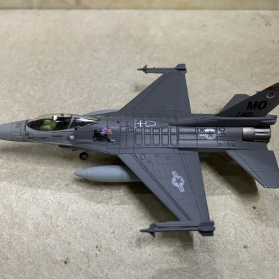 ​Mô hình Máy bay F-16C tỷ lệ 1:100