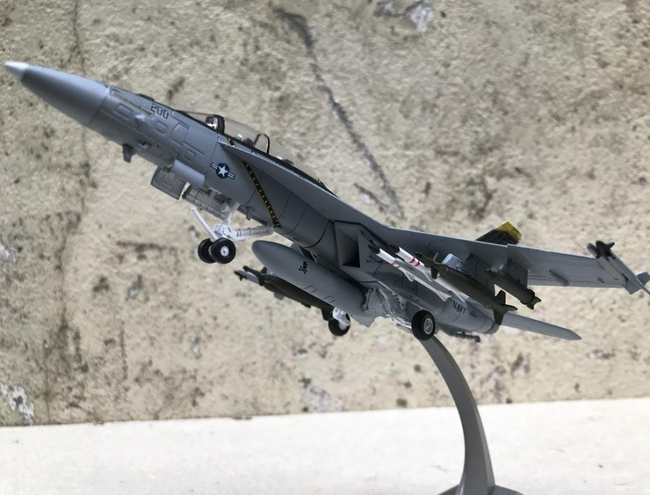 Mô hình Máy bay F-18F/A Super Hornet tỷ lệ 1:100 Mô hình Máy bay F-18F/A Super Hornet tỷ lệ 1:100