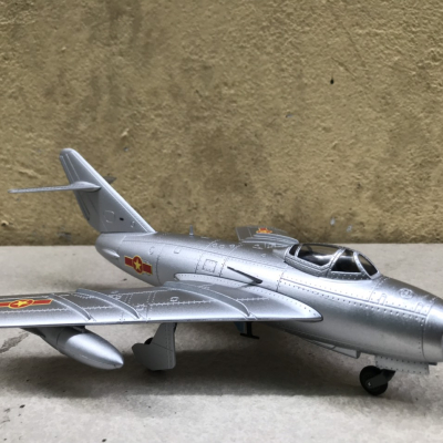 Mô hình máy bay MIG-17 Việt Nam tỷ lệ 1:48