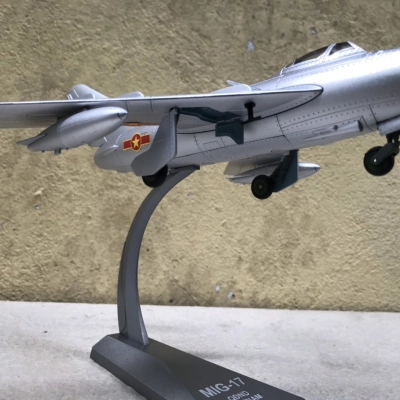 Mô hình máy bay MIG-17 Việt Nam tỷ lệ 1:48