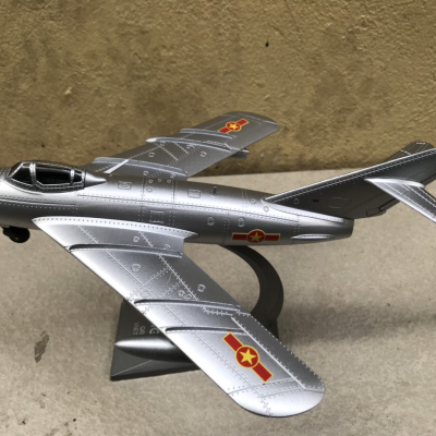 Mô hình máy bay MIG-17 Việt Nam tỷ lệ 1:48