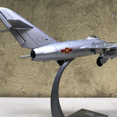 Mô hình máy bay MIG-17 Việt Nam tỷ lệ 1:48