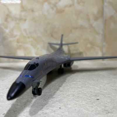 ​Mô hình Máy bay Ném Bom Rockwell B-1B lancer tỷ lệ 1:144