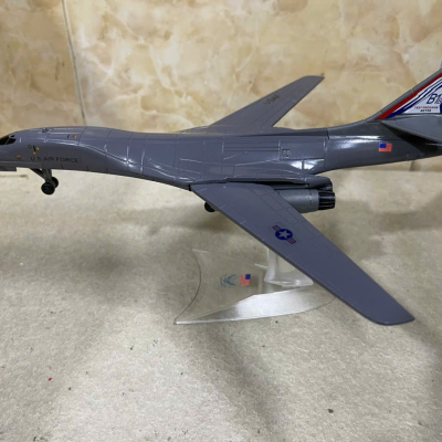 ​Mô hình Máy bay Ném Bom Rockwell B-1B lancer tỷ lệ 1:144