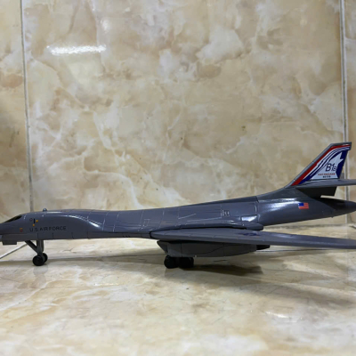 ​Mô hình Máy bay Ném Bom Rockwell B-1B lancer tỷ lệ 1:144