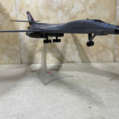 ​Mô hình Máy bay Ném Bom Rockwell B-1B lancer tỷ lệ 1:144