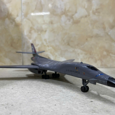 ​Mô hình Máy bay Ném Bom Rockwell B-1B lancer tỷ lệ 1:144