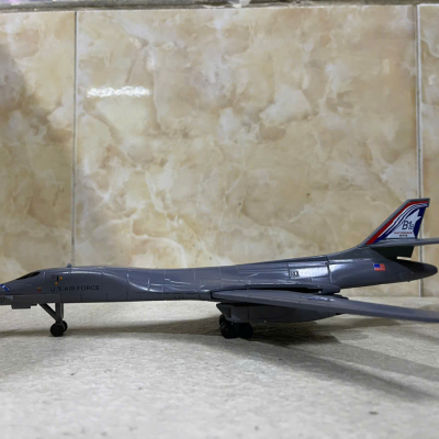 ​Mô hình Máy bay Ném Bom Rockwell B-1B lancer tỷ lệ 1:144