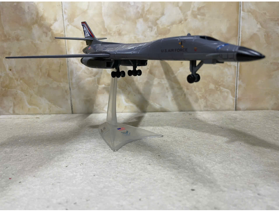 Mô hình Máy bay Ném Bom Rockwell B-1B lancer tỷ lệ 1:144 Mô hình Máy bay Ném Bom Rockwell B-1B lancer tỷ lệ 1:144