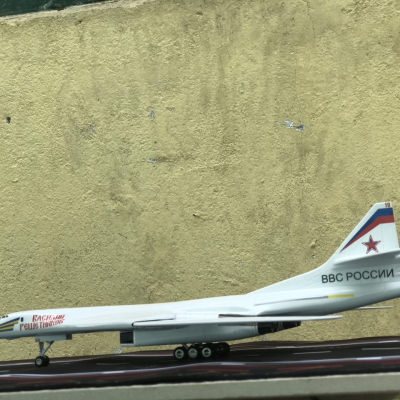 Mô hình Máy bay ném bom siêu thanh TU-160 tỷ lệ 1:144