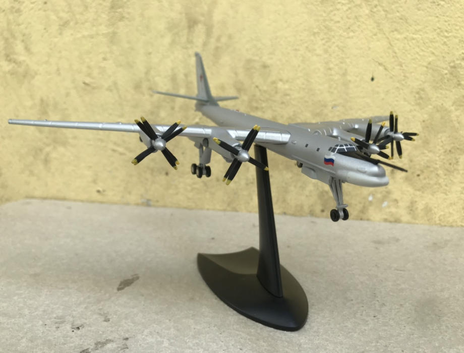 Mô hình máy bay ném bom TU-95 tỳ lệ 1:200