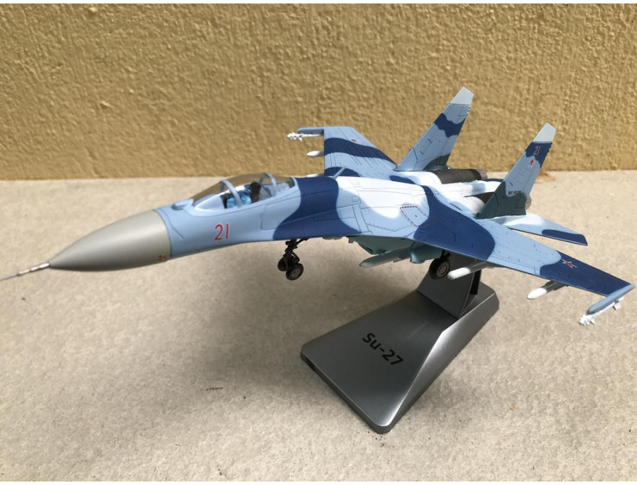 Mô hình Máy bay Sukhoi SU-27 tỷ lệ 1:100
