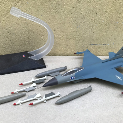 Mô hình Máy báy Tiêm kich F-16 Nhựa ABS tỷ lệ 1:72 
