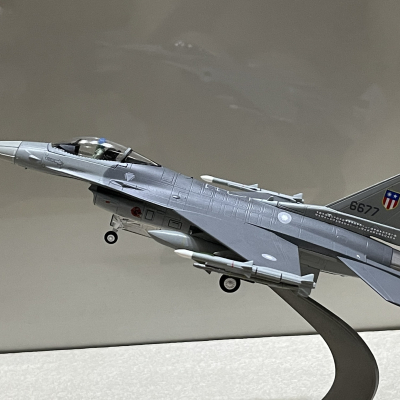​Mô hình máy bay Tiêm kích F-16A Fighting Falcon tỷ lệ 1:72
