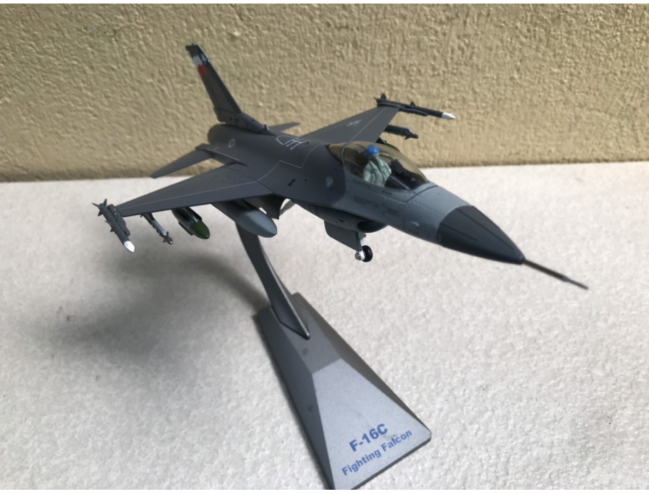 Mô hình máy bay Tiêm kích F-16C Fighting Falcon  tỷ lệ 1:72