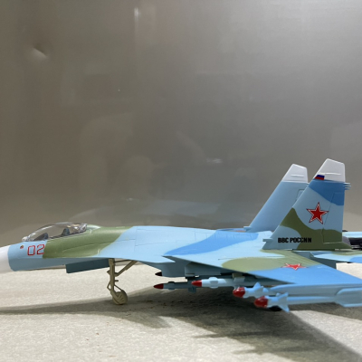 ​Mô hình Máy báy tiêm kich Sukhoi SU-37 tỷ lệ 1:72-ABS