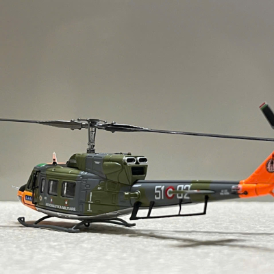 ​Mô hình Máy bay Trực Thăng Agusta-Bell AB 212 tỷ lệ 1/100