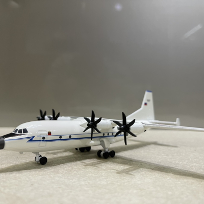 ​Mô hình Máy bay vận tải AN-12 Nga tỷ lệ 1:200