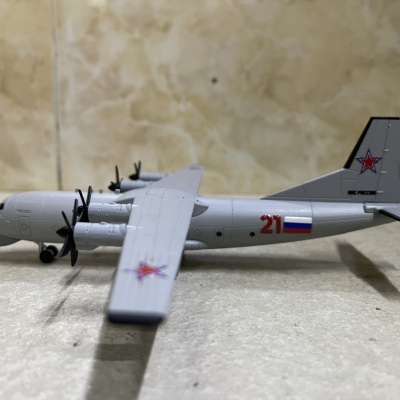 ​Mô hình Máy bay vận tải AN-12 Nga tỷ lệ 1:200