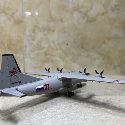 ​Mô hình Máy bay vận tải AN-12 Nga tỷ lệ 1:200