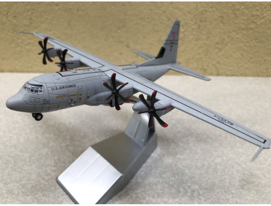 Mô hình máy bay vận tải C-130J tỷ lệ 1:200