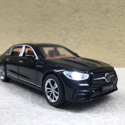 Mô hình xe Mercedes-Benz E300 2024 tỷ lệ 1:32
