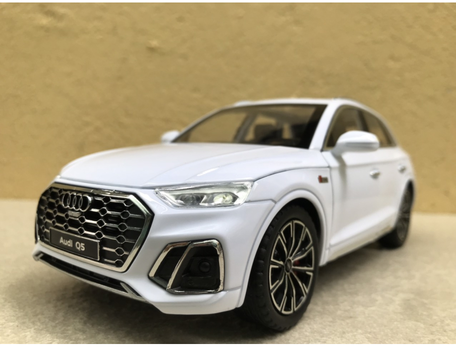 Mô hình xe ô tô  AUDI Q5 2022  tỷ lệ 1:24