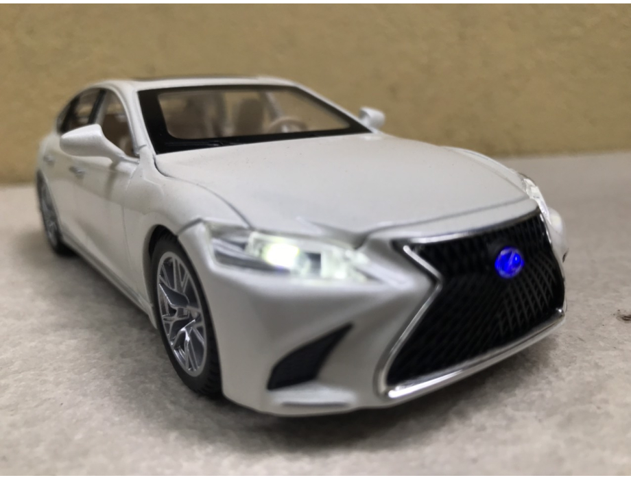 Mô hình xe ô tô LEXUS LS500h tỷ lệ 1:32 Mô hình xe ô tô LEXUS LS500h tỷ lệ 1:32