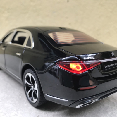 Mô hình xe ô tô Mercedes-Benz S400 2022 tỷ lệ 1:24