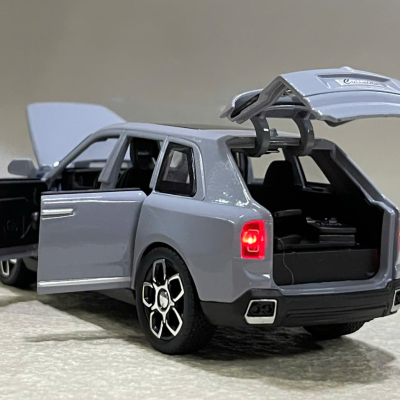 ​Mô hình xe Rolls-Royce Cullinan Black Badge Series II tỷ lệ 1:32