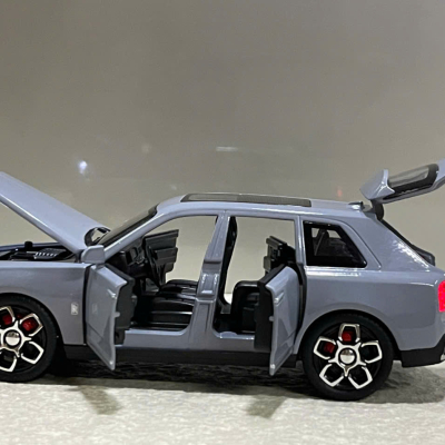​Mô hình xe Rolls-Royce Cullinan Black Badge Series II tỷ lệ 1:32