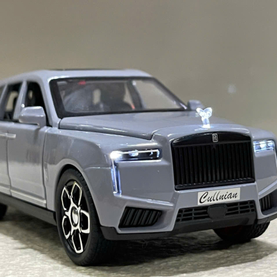 ​Mô hình xe Rolls-Royce Cullinan Black Badge Series II tỷ lệ 1:32