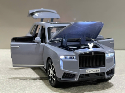 ​Mô hình xe Rolls-Royce Cullinan Black Badge Series II tỷ lệ 1:32