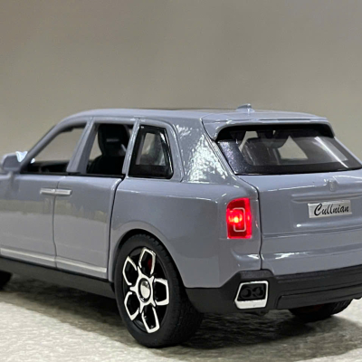 ​Mô hình xe Rolls-Royce Cullinan Black Badge Series II tỷ lệ 1:32