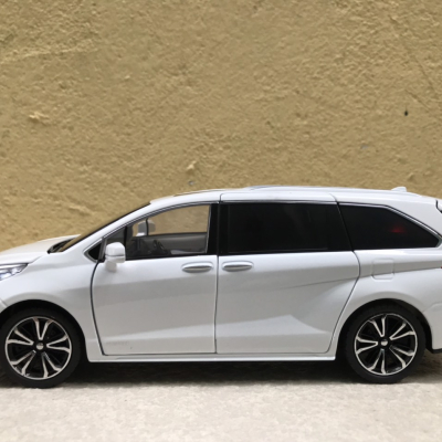 Mô hình xe TOYOTA SIENNA 2022 tỷ lệ 1:24