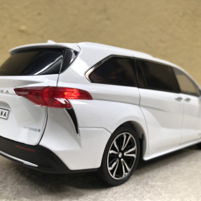 Mô hình xe TOYOTA SIENNA 2022 tỷ lệ 1:24
