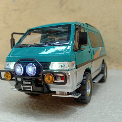 ​Xe mô hình Mitsubishi Delica Van tỷ lệ 1:24