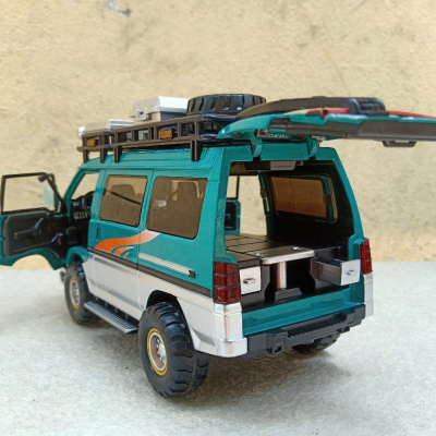 ​Xe mô hình Mitsubishi Delica Van tỷ lệ 1:24