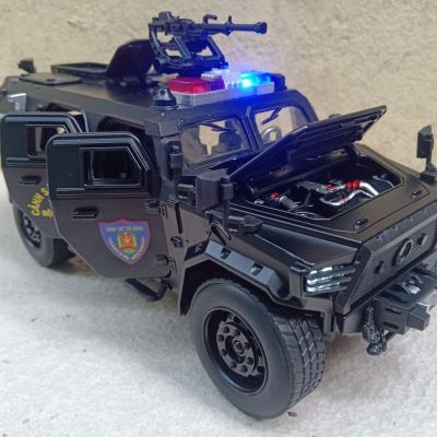​Mô hình xe Cảnh Sát Cơ Động Bọc thép M-TERRAIN Dongfeng  tỷ lệ 1:18 