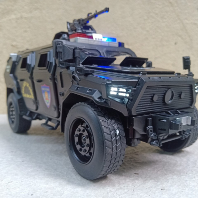 ​Mô hình xe Cảnh Sát Cơ Động Bọc thép M-TERRAIN Dongfeng  tỷ lệ 1:18 