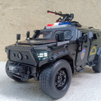​Mô hình xe Cảnh Sát Cơ Động Bọc thép M-TERRAIN Dongfeng  tỷ lệ 1:18 