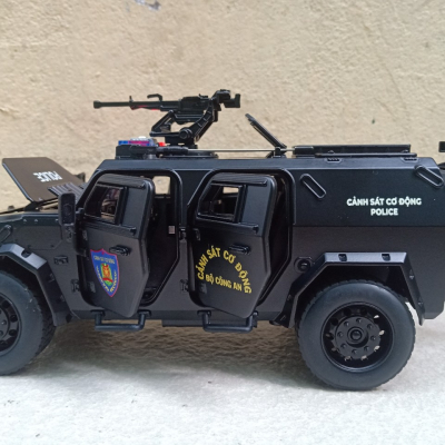 ​Mô hình xe Cảnh Sát Cơ Động Bọc thép M-TERRAIN Dongfeng  tỷ lệ 1:18 
