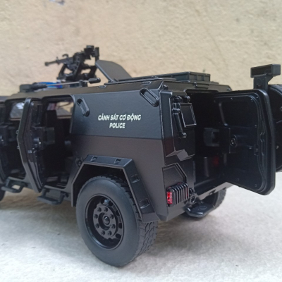 ​Mô hình xe Cảnh Sát Cơ Động Bọc thép M-TERRAIN Dongfeng  tỷ lệ 1:18 