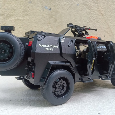 ​Mô hình xe Cảnh Sát Cơ Động Bọc thép M-TERRAIN Dongfeng  tỷ lệ 1:18 