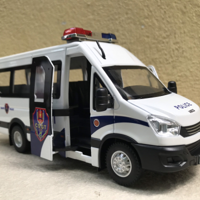 ​Mô hình xe Police CSGT IVECO tỷ lệ 1:24