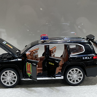 Mô hình xe Police Toyota landCruiser GR CAND tỷ lệ 1:24 (XPTO24LAND)